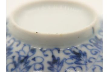 江戸期　古伊万里　染付　花唐草文　3.3寸　約10cm　手描きの味わいが感じられる茶碗(三寸三分、和食器、深皿、和皿)(R-062186)