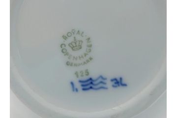 デンマーク　ROYAL　COPENHAGEN(ロイヤルコペンハーゲン)　プリンセス　ブルー　美しいレースの絵付けが優雅さを演出するコーヒーポット(ピッチャー、ティーポット、洋食器)(R-062192)