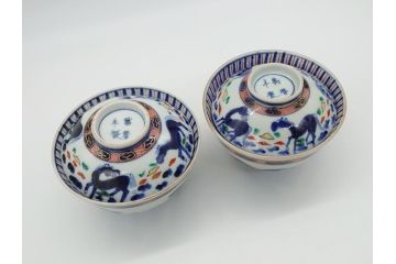 江戸期　萬暦年製　古伊万里　色絵　染付　稀少図柄　馬　3.8寸　約11.5cm　生き生きとした馬の絵付けが魅力の蓋付き茶碗2客セット(和食器、三寸八分)(R-062193)