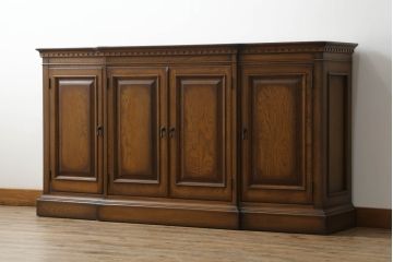 中古　IDC大塚家具取り扱い　加藤木工　Brooks(ブルックス)　サイドボード150　ナラ材　クラシカルな佇まいが美しいリビングボード(戸棚、収納棚、サイドキャビネット)(定価約32万円)(R-062203)