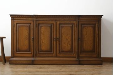 中古　IDC大塚家具取り扱い　加藤木工　Brooks(ブルックス)　サイドボード150　ナラ材　クラシカルな佇まいが美しいリビングボード(戸棚、収納棚、サイドキャビネット)(定価約32万円)(R-062203)