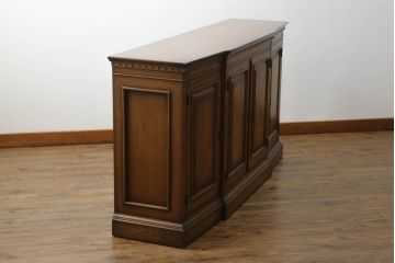 中古　IDC大塚家具取り扱い　加藤木工　Brooks(ブルックス)　サイドボード150　ナラ材　クラシカルな佇まいが美しいリビングボード(戸棚、収納棚、サイドキャビネット)(定価約32万円)(R-062203)