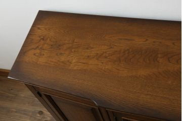 中古　IDC大塚家具取り扱い　加藤木工　Brooks(ブルックス)　サイドボード150　ナラ材　クラシカルな佇まいが美しいリビングボード(戸棚、収納棚、サイドキャビネット)(定価約32万円)(R-062203)