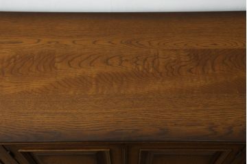 中古　IDC大塚家具取り扱い　加藤木工　Brooks(ブルックス)　サイドボード150　ナラ材　クラシカルな佇まいが美しいリビングボード(戸棚、収納棚、サイドキャビネット)(定価約32万円)(R-062203)