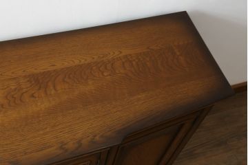 中古　IDC大塚家具取り扱い　加藤木工　Brooks(ブルックス)　サイドボード150　ナラ材　クラシカルな佇まいが美しいリビングボード(戸棚、収納棚、サイドキャビネット)(定価約32万円)(R-062203)