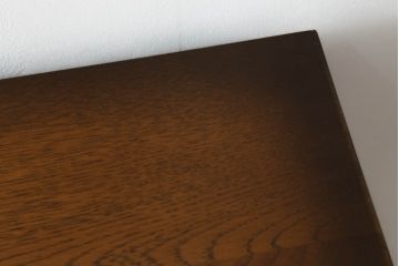 中古　IDC大塚家具取り扱い　加藤木工　Brooks(ブルックス)　サイドボード150　ナラ材　クラシカルな佇まいが美しいリビングボード(戸棚、収納棚、サイドキャビネット)(定価約32万円)(R-062203)
