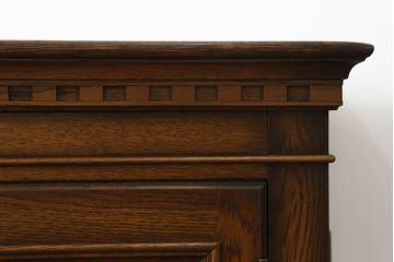 中古　IDC大塚家具取り扱い　加藤木工　Brooks(ブルックス)　サイドボード150　ナラ材　クラシカルな佇まいが美しいリビングボード(戸棚、収納棚、サイドキャビネット)(定価約32万円)(R-062203)