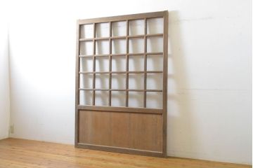 アンティーク建具　檜(ヒノキ)材　古典的な和の雰囲気を演出するマス目(升目)格子戸1枚(きつね格子、狐格子、蔵戸、玄関戸、引き戸)(R-062209)
