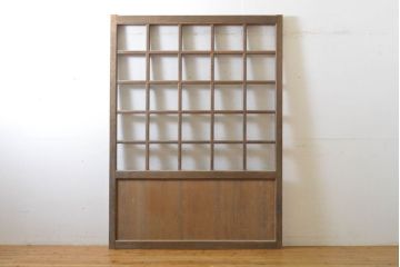 アンティーク建具　檜(ヒノキ)材　古典的な和の雰囲気を演出するマス目(升目)格子戸1枚(きつね格子、狐格子、蔵戸、玄関戸、引き戸)(R-062209)