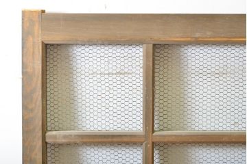 アンティーク建具　檜(ヒノキ)材　古典的な和の雰囲気を演出するマス目(升目)格子戸1枚(きつね格子、狐格子、蔵戸、玄関戸、引き戸)(R-062209)