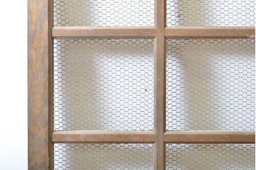 アンティーク建具　檜(ヒノキ)材　古典的な和の雰囲気を演出するマス目(升目)格子戸1枚(きつね格子、狐格子、蔵戸、玄関戸、引き戸)(R-062209)