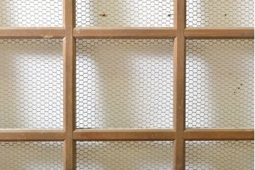 アンティーク建具　檜(ヒノキ)材　古典的な和の雰囲気を演出するマス目(升目)格子戸1枚(きつね格子、狐格子、蔵戸、玄関戸、引き戸)(R-062209)