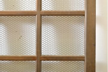 アンティーク建具　檜(ヒノキ)材　古典的な和の雰囲気を演出するマス目(升目)格子戸1枚(きつね格子、狐格子、蔵戸、玄関戸、引き戸)(R-062209)