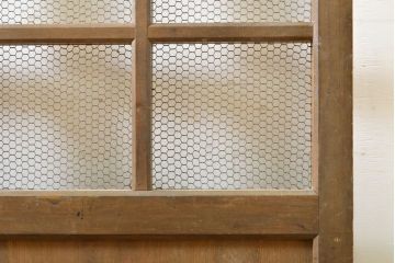 アンティーク建具　檜(ヒノキ)材　古典的な和の雰囲気を演出するマス目(升目)格子戸1枚(きつね格子、狐格子、蔵戸、玄関戸、引き戸)(R-062209)