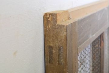アンティーク建具　檜(ヒノキ)材　古典的な和の雰囲気を演出するマス目(升目)格子戸1枚(きつね格子、狐格子、蔵戸、玄関戸、引き戸)(R-062209)