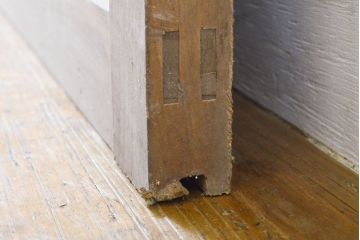 アンティーク建具　檜(ヒノキ)材　古典的な和の雰囲気を演出するマス目(升目)格子戸1枚(きつね格子、狐格子、蔵戸、玄関戸、引き戸)(R-062209)