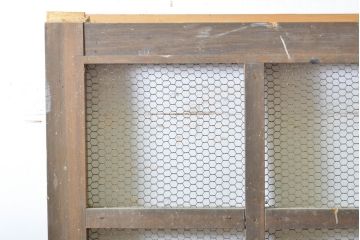 アンティーク建具　檜(ヒノキ)材　古典的な和の雰囲気を演出するマス目(升目)格子戸1枚(きつね格子、狐格子、蔵戸、玄関戸、引き戸)(R-062209)