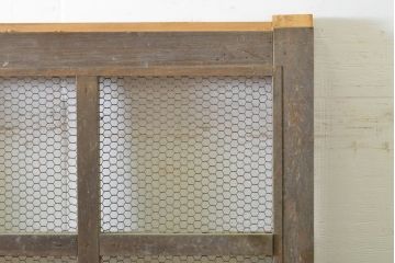 アンティーク建具　檜(ヒノキ)材　古典的な和の雰囲気を演出するマス目(升目)格子戸1枚(きつね格子、狐格子、蔵戸、玄関戸、引き戸)(R-062209)