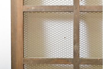 アンティーク建具　檜(ヒノキ)材　古典的な和の雰囲気を演出するマス目(升目)格子戸1枚(きつね格子、狐格子、蔵戸、玄関戸、引き戸)(R-062209)