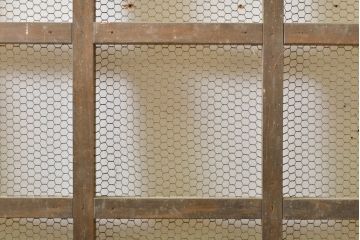 アンティーク建具　檜(ヒノキ)材　古典的な和の雰囲気を演出するマス目(升目)格子戸1枚(きつね格子、狐格子、蔵戸、玄関戸、引き戸)(R-062209)
