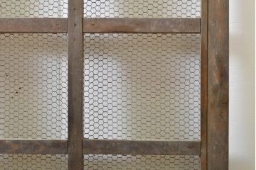アンティーク建具　檜(ヒノキ)材　古典的な和の雰囲気を演出するマス目(升目)格子戸1枚(きつね格子、狐格子、蔵戸、玄関戸、引き戸)(R-062209)