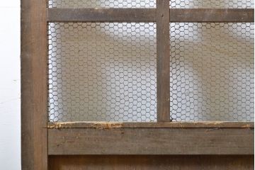 アンティーク建具　檜(ヒノキ)材　古典的な和の雰囲気を演出するマス目(升目)格子戸1枚(きつね格子、狐格子、蔵戸、玄関戸、引き戸)(R-062209)