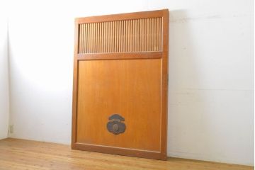 アンティーク建具　美品!　総欅(ケヤキ)材　巾着金具　鶴　明るい色合いのケヤキ戸に大振りの金具が映える格子蔵戸1枚(玄関戸、引き戸)(R-062210)