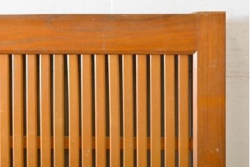 アンティーク建具　美品!　総欅(ケヤキ)材　巾着金具　鶴　明るい色合いのケヤキ戸に大振りの金具が映える格子蔵戸1枚(玄関戸、引き戸)(R-062210)