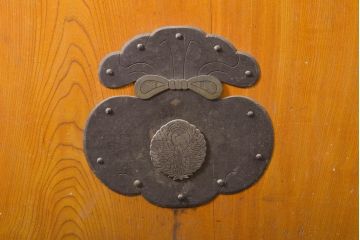 アンティーク建具　美品!　総欅(ケヤキ)材　巾着金具　鶴　明るい色合いのケヤキ戸に大振りの金具が映える格子蔵戸1枚(玄関戸、引き戸)(R-062210)
