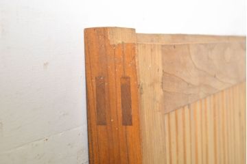 アンティーク建具　美品!　総欅(ケヤキ)材　巾着金具　鶴　明るい色合いのケヤキ戸に大振りの金具が映える格子蔵戸1枚(玄関戸、引き戸)(R-062210)