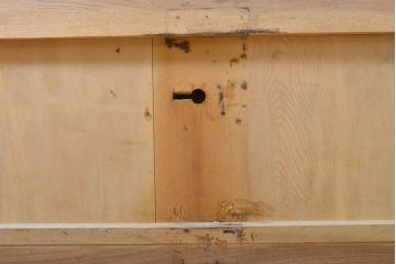 アンティーク建具　美品!　総欅(ケヤキ)材　巾着金具　鶴　明るい色合いのケヤキ戸に大振りの金具が映える格子蔵戸1枚(玄関戸、引き戸)(R-062210)
