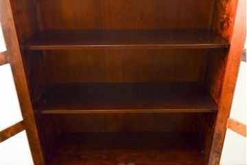 中古　九州民芸家具　建具や引き出し前面に施された面取りの意匠が美しいブックケース(本箱、本棚、飾り棚、キャビネット、収納棚、戸棚)(R-062214)