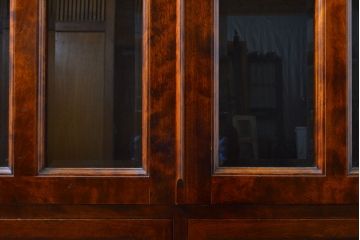 中古　九州民芸家具　建具や引き出し前面に施された面取りの意匠が美しいブックケース(本箱、本棚、飾り棚、キャビネット、収納棚、戸棚)(R-062214)