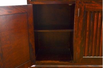 中古　九州民芸家具　洗練された佇まいと大容量の収納力を兼ね備えたシックな食器棚(カップボード、キャビネット、水屋箪笥、収納棚、戸棚、飾り棚)(R-062215)