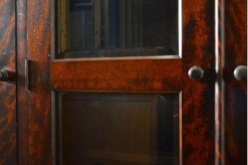 中古　九州民芸家具　洗練された佇まいと大容量の収納力を兼ね備えたシックな食器棚(カップボード、キャビネット、水屋箪笥、収納棚、戸棚、飾り棚)(R-062215)