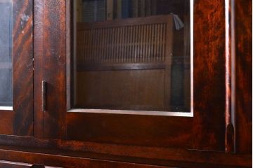 中古　九州民芸家具　洗練された佇まいと大容量の収納力を兼ね備えたシックな食器棚(カップボード、キャビネット、水屋箪笥、収納棚、戸棚、飾り棚)(R-062215)