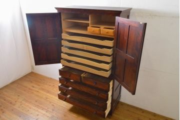 中古　九州民芸家具　美しい木目とシックな佇まいが上品な和タンス(着物箪笥、衣装箪笥、収納たんす、衣装盆、引き出し)(R-062217)