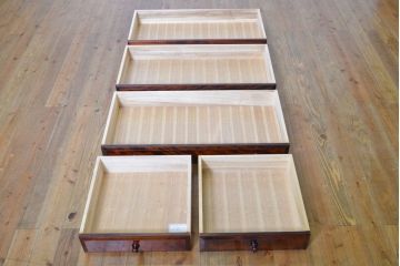 中古　九州民芸家具　美しい木目とシックな佇まいが上品な和タンス(着物箪笥、衣装箪笥、収納たんす、衣装盆、引き出し)(R-062217)
