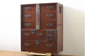 和製アンティーク　明治大正期　檜(ヒノキ)材　閂(かんぬき)付き　時を重ねた木の味わいと古びた風合いの金具が趣深い松本衣装箪笥(時代箪笥、整理タンス、古箪笥、収納たんす、引き出し、サイドチェスト)(R-062219)