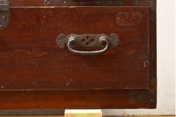 和製アンティーク　明治大正期　檜(ヒノキ)材　閂(かんぬき)付き　時を重ねた木の味わいと古びた風合いの金具が趣深い松本衣装箪笥(時代箪笥、整理タンス、古箪笥、収納たんす、引き出し、サイドチェスト)(R-062219)