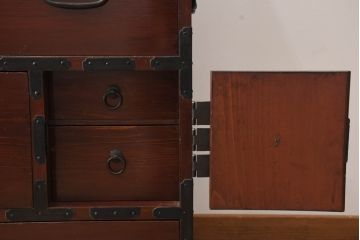 和製アンティーク　明治大正期　檜(ヒノキ)材　閂(かんぬき)付き　時を重ねた木の味わいと古びた風合いの金具が趣深い松本衣装箪笥(時代箪笥、整理タンス、古箪笥、収納たんす、引き出し、サイドチェスト)(R-062219)