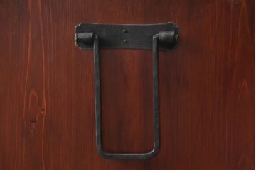 和製アンティーク　明治大正期　檜(ヒノキ)材　閂(かんぬき)付き　時を重ねた木の味わいと古びた風合いの金具が趣深い松本衣装箪笥(時代箪笥、整理タンス、古箪笥、収納たんす、引き出し、サイドチェスト)(R-062219)