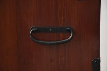 和製アンティーク　明治大正期　檜(ヒノキ)材　閂(かんぬき)付き　時を重ねた木の味わいと古びた風合いの金具が趣深い松本衣装箪笥(時代箪笥、整理タンス、古箪笥、収納たんす、引き出し、サイドチェスト)(R-062219)