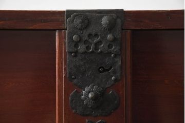和製アンティーク　明治大正期　檜(ヒノキ)材　閂(かんぬき)付き　時を重ねた木の味わいと古びた風合いの金具が趣深い松本衣装箪笥(時代箪笥、整理タンス、古箪笥、収納たんす、引き出し、サイドチェスト)(R-062219)