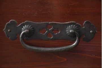 和製アンティーク　明治大正期　檜(ヒノキ)材　閂(かんぬき)付き　時を重ねた木の味わいと古びた風合いの金具が趣深い松本衣装箪笥(時代箪笥、整理タンス、古箪笥、収納たんす、引き出し、サイドチェスト)(R-062219)