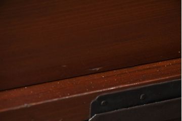 和製アンティーク　明治大正期　檜(ヒノキ)材　閂(かんぬき)付き　時を重ねた木の味わいと古びた風合いの金具が趣深い松本衣装箪笥(時代箪笥、整理タンス、古箪笥、収納たんす、引き出し、サイドチェスト)(R-062219)
