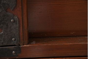 和製アンティーク　明治大正期　檜(ヒノキ)材　閂(かんぬき)付き　時を重ねた木の味わいと古びた風合いの金具が趣深い松本衣装箪笥(時代箪笥、整理タンス、古箪笥、収納たんす、引き出し、サイドチェスト)(R-062219)