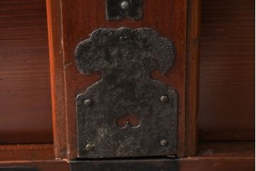 和製アンティーク　明治大正期　檜(ヒノキ)材　閂(かんぬき)付き　時を重ねた木の味わいと古びた風合いの金具が趣深い松本衣装箪笥(時代箪笥、整理タンス、古箪笥、収納たんす、引き出し、サイドチェスト)(R-062219)