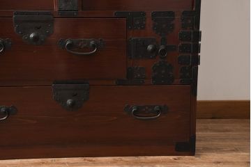 和製アンティーク　明治大正期　檜(ヒノキ)材　閂(かんぬき)付き　時を重ねた木の味わいと古びた風合いの金具が趣深い松本衣装箪笥(時代箪笥、整理タンス、古箪笥、収納たんす、引き出し、サイドチェスト)(R-062219)