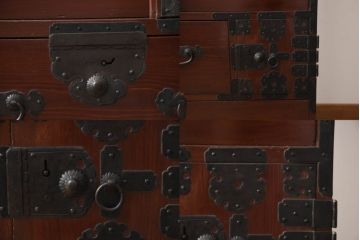 和製アンティーク　明治大正期　檜(ヒノキ)材　閂(かんぬき)付き　時を重ねた木の味わいと古びた風合いの金具が趣深い松本衣装箪笥(時代箪笥、整理タンス、古箪笥、収納たんす、引き出し、サイドチェスト)(R-062219)